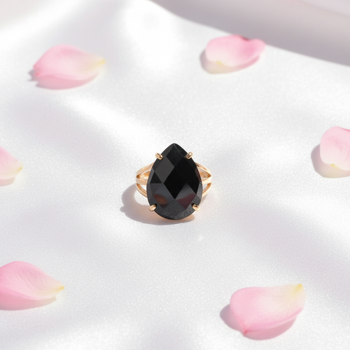 Anillo negro flatlay seda