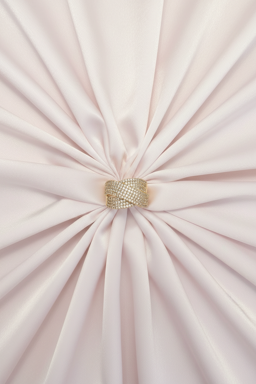 Anillo Pavé Dorado — Flat Lay