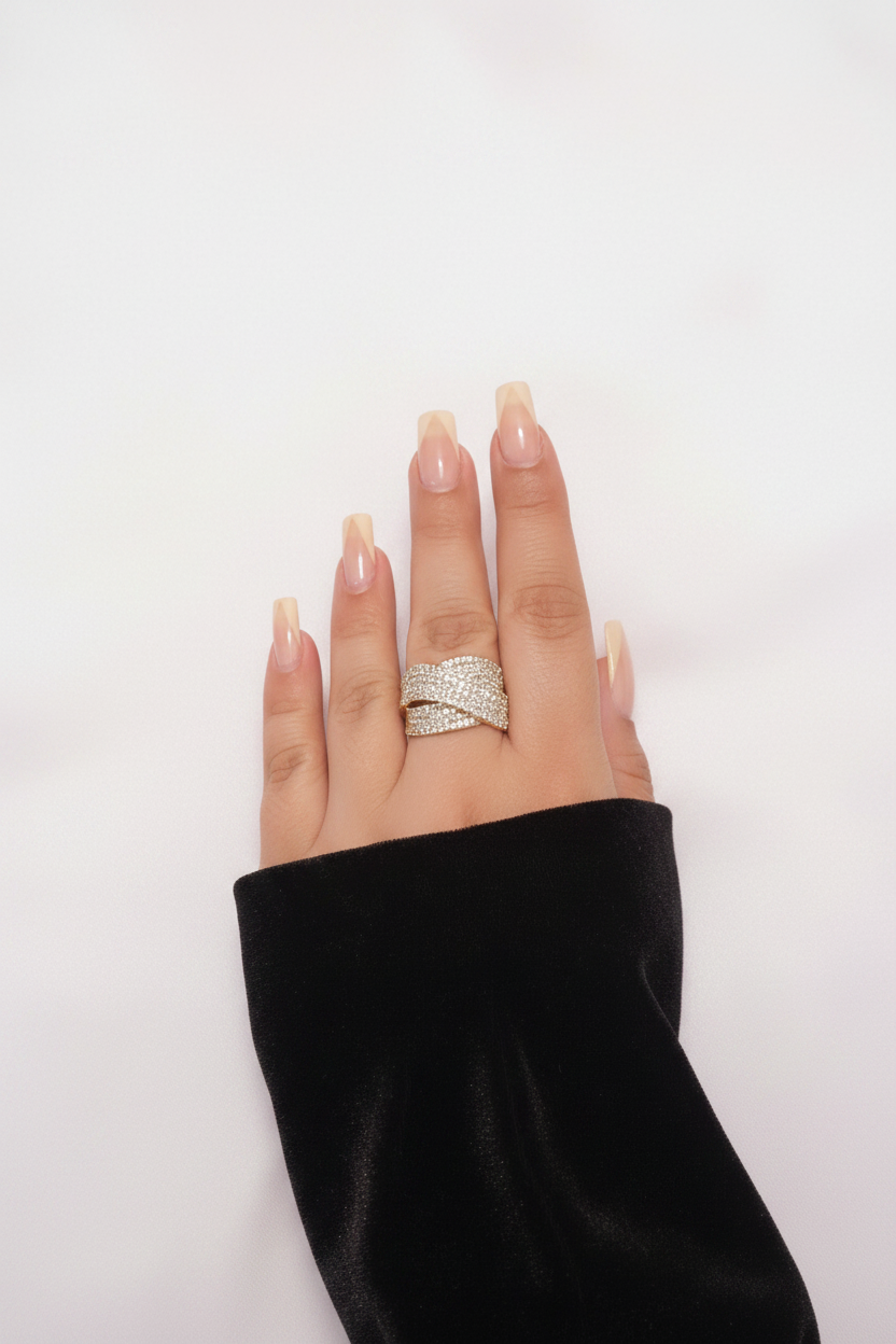 Anillo Pavé Dorado — Mano