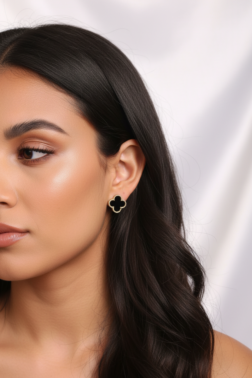 Aretes Trébol Negro con modelo