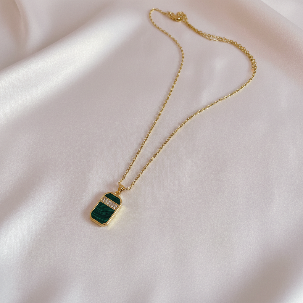 Flat lay - Cadena Plaquita Verde