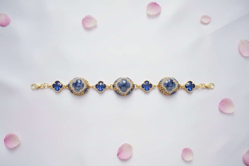 Pulsera zafiro flatlay